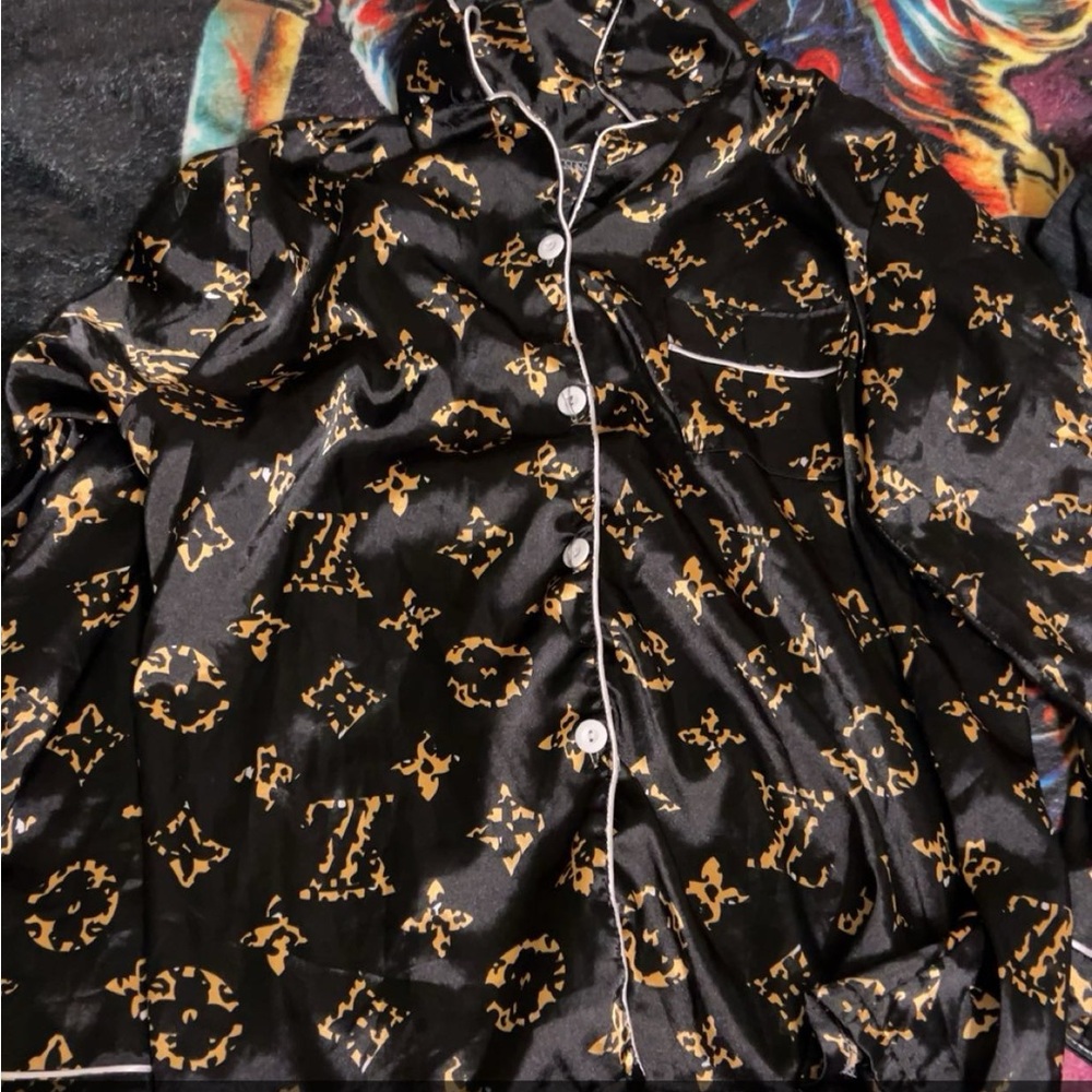 Don’t know the brand , it’s for sure not real !! Size medium sleep gown shirt